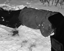 В центре Мариуполя пожилой мужчина лежал в снегу без обуви