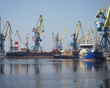 Росіяни прагнуть налагодити військову логістику морем – у порту Маріуполя запустили тепловози