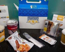 Пассажиры поезда Мариуполь - Киев теперь могут покупать еду (ФОТО)