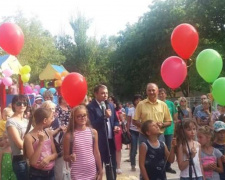 В Мариуполе на «Черемушках»  появилась новая детская площадка (ФОТО)