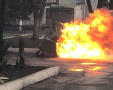 В Мариуполе в считанные минуты сгорел евроконтейнер