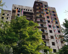 Серая «пизанская башня» в Мариуполе запестрела красками (ФОТОФАКТ)