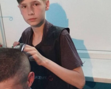 Пациентов военного госпиталя в Мариуполе бесплатно постриг подросток-парикмахер (ФОТО)