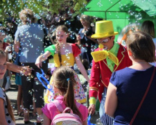 В Мариуполе с клоунами и Бабками Ёжками дети отметили свой праздник (ФОТО)