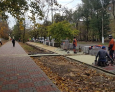 В Мариуполе капитально обновляют тротуар между двумя проспектами