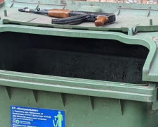 В Мариуполе на мусорник выбросили автомат? Странный предмет проверят полицейские