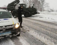 На дорогах Донецкой области из снега застрявшие машины вызволяет морская пехота (ФОТО)