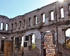 Мариуполь чтит память 80-й годовщины трагедии на Агробазе: на территории синагоги появились инсталляции