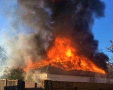 В Мариуполе тушили пожары в частном доме и квартире. Пострадавших забрала «скорая»