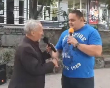 Мариупольский силач спел песню в центре города (ВИДЕО)