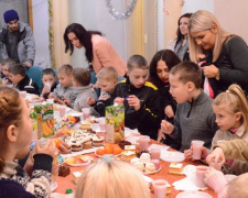 Пирожный флешмоб провели мариупольцы для детей-сирот ко Дню святого Николая (ФОТО)