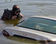 В Приазовье из водоема достали автомобиль с телами мужчины и женщины (ВИДЕО)