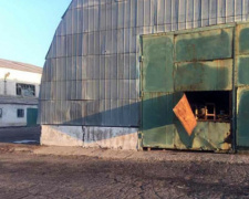 Под Мариуполем снаряды повредили сельхозтехнику (ФОТО)