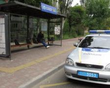 Драку до потери сознания устроили мужчины на остановке в Мариуполе