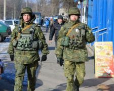 Полицейские Донецкой области помогают жителям Авдеевки с зарядкой телефонов