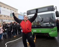 Мариупольский стронгмен протянул троллейбус весом 11 тонн с детьми внутри (ФОТО+ВИДЕО)