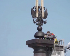 Росія встановлює “стелу слави” у зруйнованому Маріуполі: нова ганьба до 9 травня
