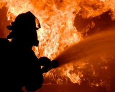 В Мариуполе загорелся частный дом. Пострадала женщина