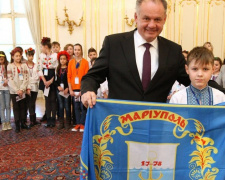 Президент Словакии развернул флаг Мариуполя