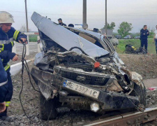 На трассе Запорожье-Мариуполь автомобиль перевернулся и перекрыл железнодорожный путь