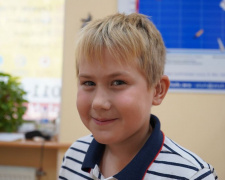 «Без цієї допомоги - не зміг би чути» - Фонд Ріната Ахметова передав слухові апарати 7-річному Віті з Миколаєва