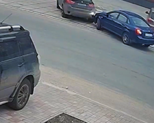 В Мариуполе разыскивают водителя, который уехал с места ДТП