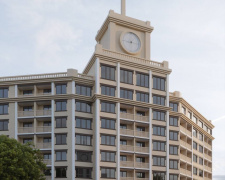 Росіяни в Маріуполі побудують свій "будинок з годинником" – квартири продаватимуть в іпотеку