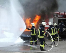 В Мариуполе 9 человек тушили пожар в частном секторе: спасли мужчину