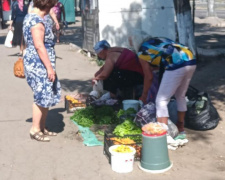 Фрукты и овощи прямо с земли: почему стихийные торговцы Мариуполя выбирают обочины улиц вместо рынков? (ФОТО+ВИДЕО)