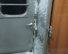 Тамбур поезда, следующего на Донетчину, занесло снегом (ФОТОФАКТ)