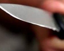 В Мариуполе местному жителю вонзили в грудь нож