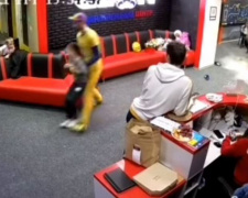 Инструктор оттащил ребенка за ноги и оставил синяки: скандал  в развлекательном центре Мариуполя