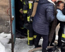 В Донецкой области загорелась квартира в жилом доме: спасали трех человек
