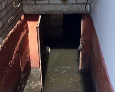 Прорвала труба отопления: в Мариуполе вода заливала подвал с новой электротехникой