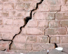 Вид на Мариуполь сквозь трещины: о судьбе одного аварийного дома
