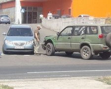  В Мариуполе машина с военными протаранила гражданскую легковушку (ФОТО)
