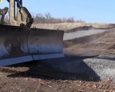 Украинские военные строят дорогу к прифронтовому селу в направлении Мариуполя (ВИДЕО)