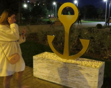 Мариупольцы принялись разорять символ города на Греческой площади (ФОТОФАКТ)
