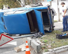 В Мариуполе в результате ДТП перевернулось авто: водитель исчез (ФОТО)