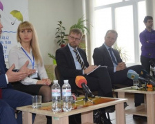 Посол Швеции пообщался в Мариуполе с переселенцами (ФОТО)