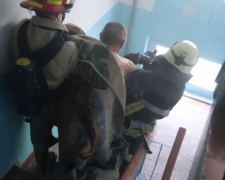 В Мариуполе горела квартира: в помещении находился мужчина