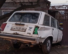 В Мариуполе водитель врезался в авто, снес забор у дома и сбежал, бросив машину