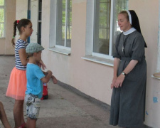 Под Мариуполем христианские волонтеры превращают заброшенную базу отдыха в детский лагерь (ФОТО)