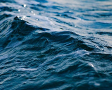 На побережье Азовского моря нашли тело женщины. Мужчина едва не погиб на курорте под Мариуполем