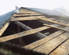 Дождь в квартире: в Мариуполе «сдуло» часть крыши жилого дома