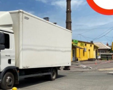 В Мариуполе водитель грузовика въехал в электроопору
