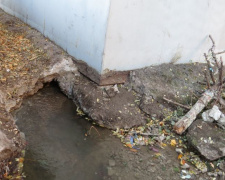 Из частного гаража в Мариуполе несколько суток выливаются тонны воды (ФОТО+ВИДЕО)