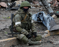 Кров’ю написали «йдіть» - у Маріуполі вбили шістьох російських військових