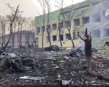 Метою росіян стали діти – 9 березня 2022 року окупанти скинули бомбу на пологовий у Маріуполі