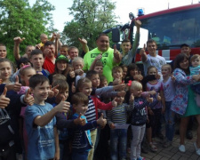 Мариупольский силач Александр Лашин для детей тянул пожарную машину (ВИДЕО+ФОТО)